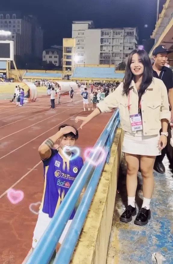 Đoán tình cảm của Đoàn Văn Hậu dành cho Hải My chỉ qua một hành động ứng xử với fan-2