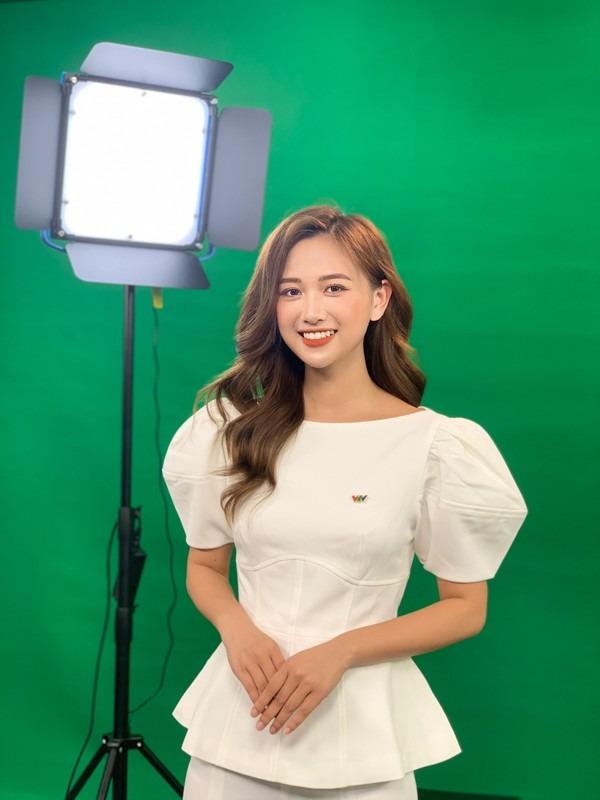 Bạn gái tiền vệ Minh Vương ngoài đời ăn vận quyến rũ khác hẳn khi dẫn sóng-1