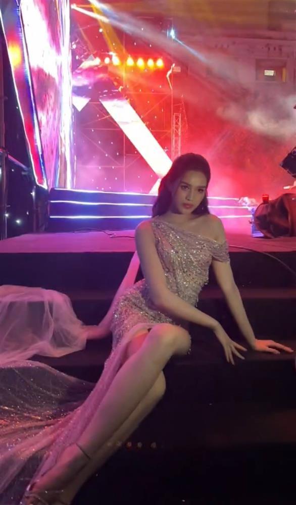 Đỗ Thị Hà chuẩn cao thủ diện váy xẻ cao: Tránh sự cố cực khéo-3