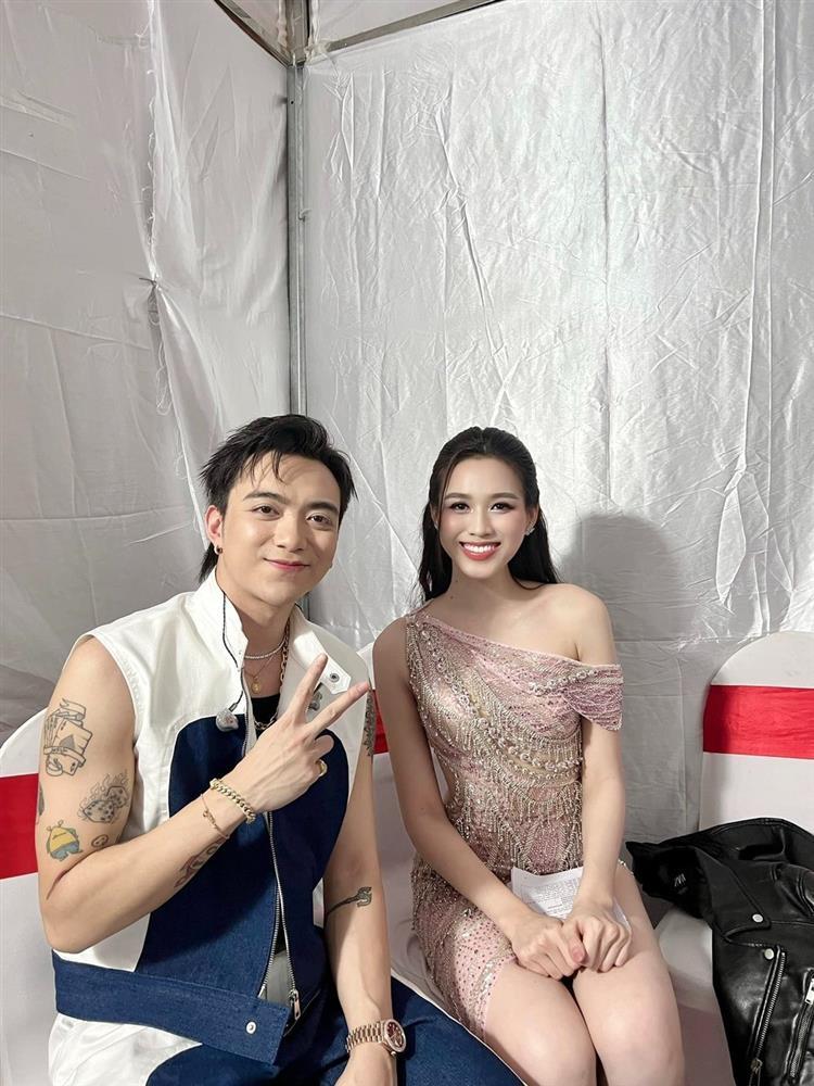 Đỗ Thị Hà chuẩn cao thủ diện váy xẻ cao: Tránh sự cố cực khéo-4