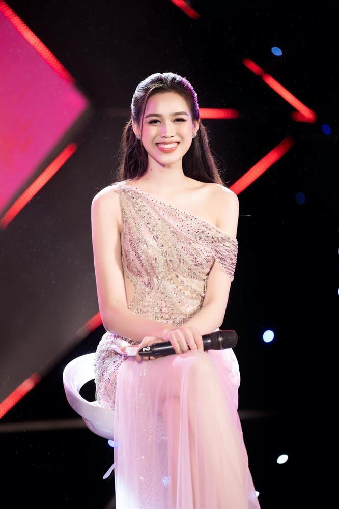 Đỗ Thị Hà chuẩn cao thủ diện váy xẻ cao: Tránh sự cố cực khéo-5