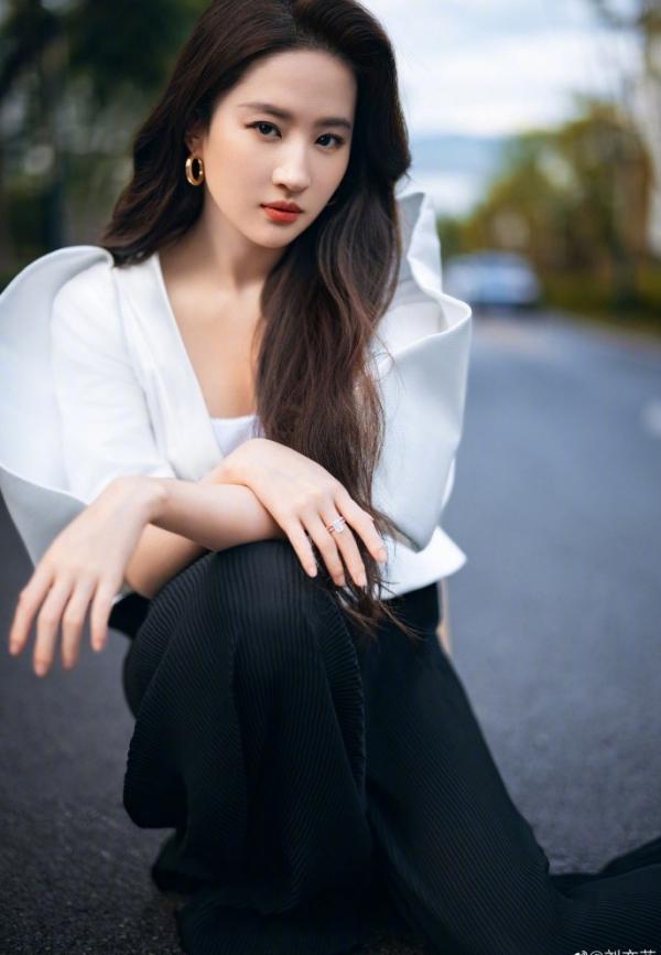 Lưu Diệc Phi: Xinh đẹp, giàu có và 36 tuổi vẫn độc thân