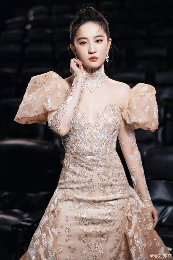 Lưu Diệc Phi: Xinh đẹp, giàu có và 36 tuổi vẫn độc thân