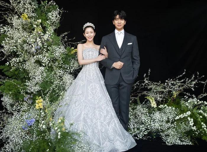 Ảnh cưới Lee Seung Gi - Lee Da In được công bố, mẹ và chị cô dâu lộ diện-1