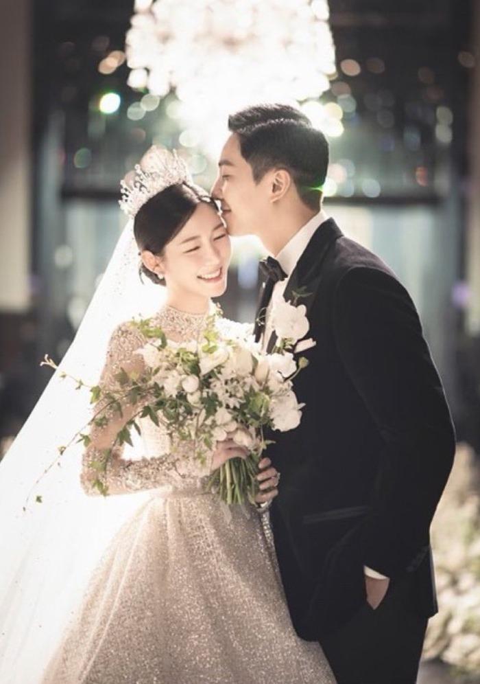 Ảnh cưới Lee Seung Gi - Lee Da In được công bố, mẹ và chị cô dâu lộ diện-2