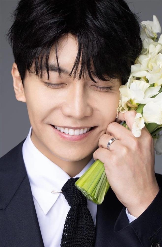 Ảnh cưới Lee Seung Gi - Lee Da In được công bố, mẹ và chị cô dâu lộ diện-3