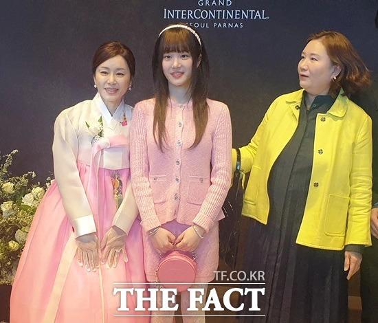 Ảnh cưới Lee Seung Gi - Lee Da In được công bố, mẹ và chị cô dâu lộ diện-5