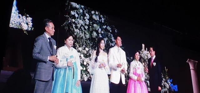 Ảnh cưới Lee Seung Gi - Lee Da In được công bố, mẹ và chị cô dâu lộ diện-6