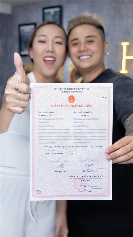 Chuyện tình lạ lùng của cặp đôi chồng là nữ, vợ là nam ở TPHCM-1