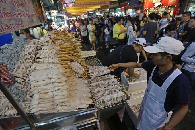 Phố đi bộ Thái Lan hút khách đủ chiêu: Từ khu đèn đỏ đến ẩm thực đã miệng-1