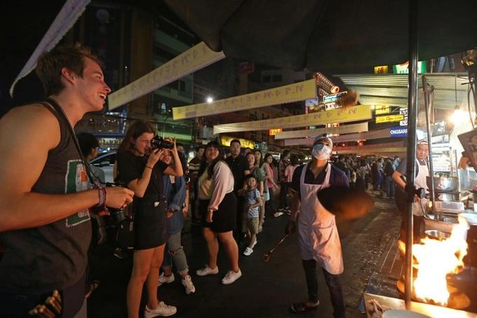 Phố đi bộ Thái Lan hút khách đủ chiêu: Từ khu đèn đỏ đến ẩm thực đã miệng-3