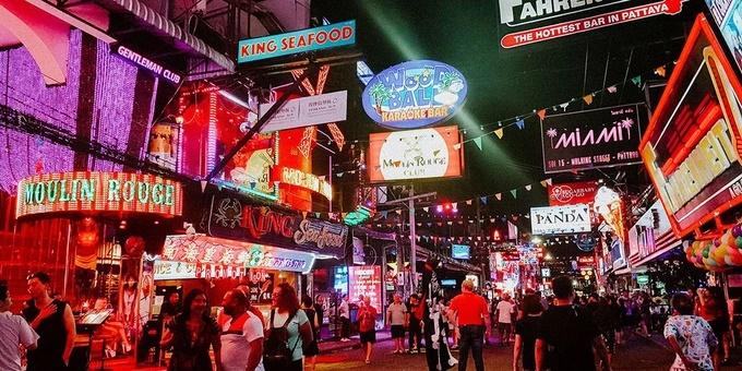 Phố đi bộ Thái Lan hút khách đủ chiêu: Từ khu đèn đỏ đến ẩm thực đã miệng-5
