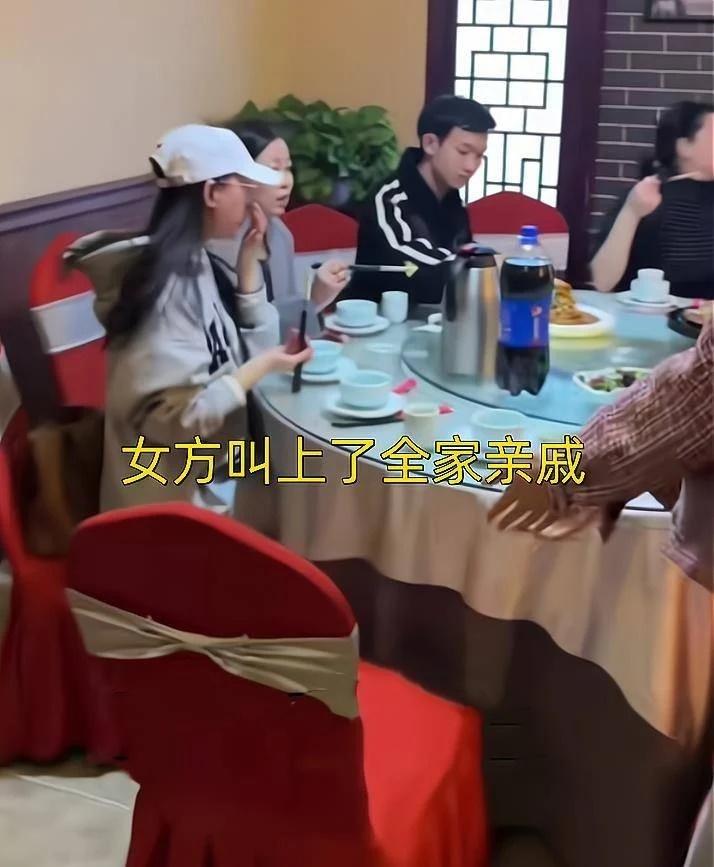 Lần đầu hẹn hò, cô gái dẫn theo hàng chục người thân đi ăn ké-1