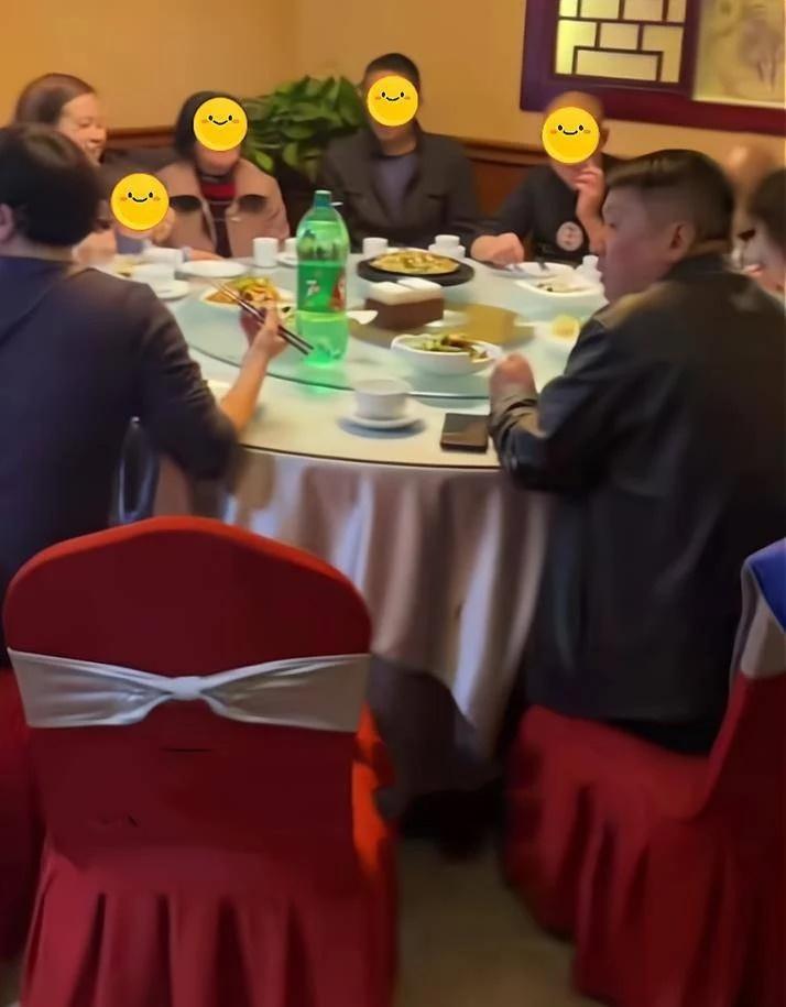 Lần đầu hẹn hò, cô gái dẫn theo hàng chục người thân đi ăn ké-2