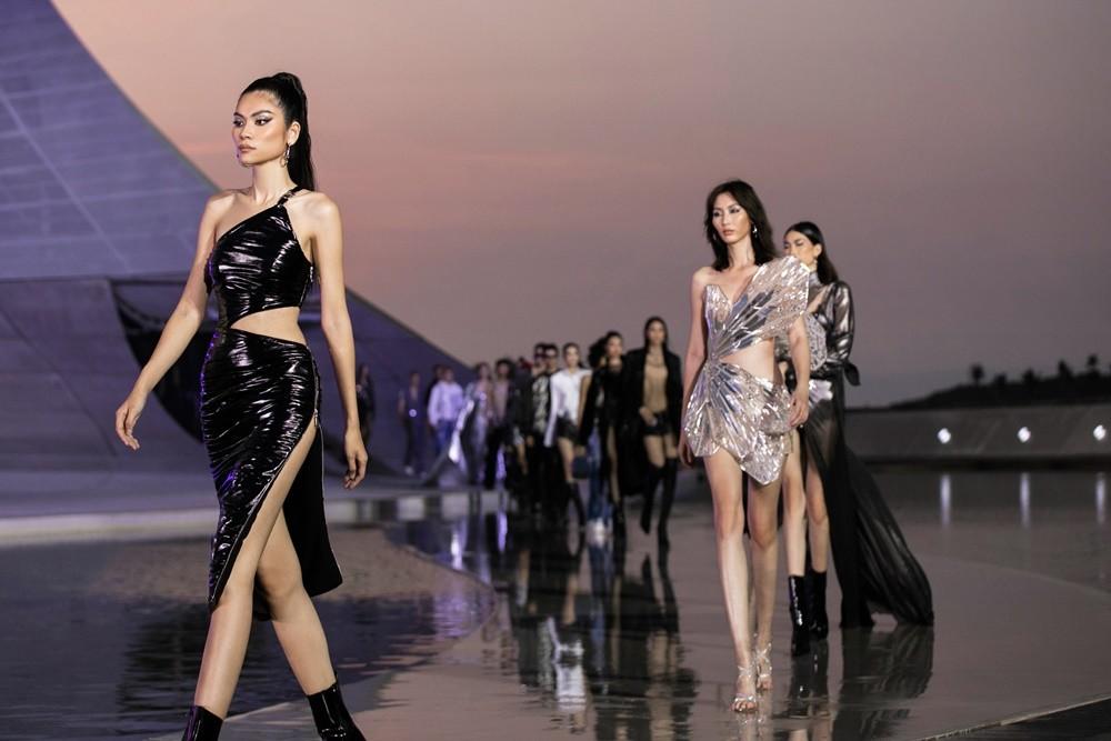 Thanh Hằng làm vedette trong show diễn Chung Thanh Phong-2