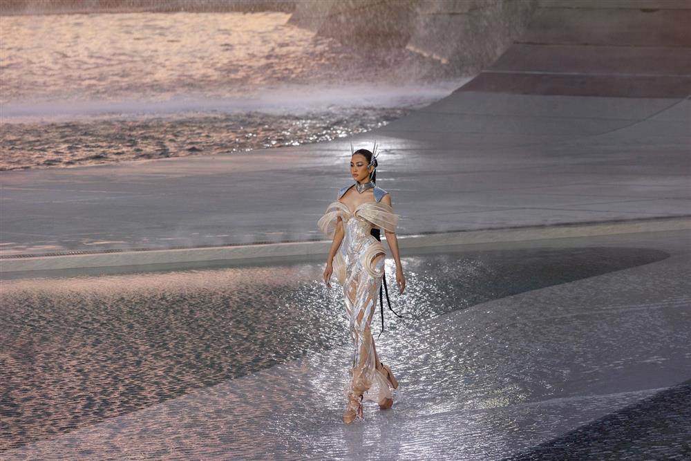 Thanh Hằng làm vedette trong show diễn Chung Thanh Phong-9