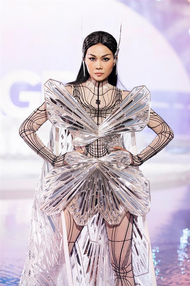 Thanh Hằng làm vedette trong show diễn Chung Thanh Phong-11