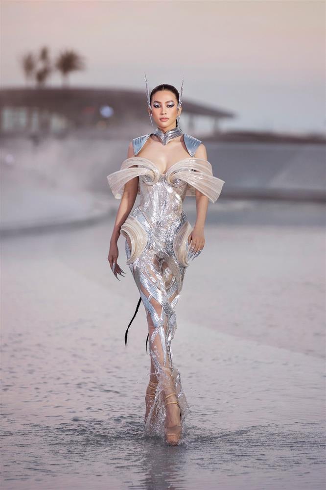 Thanh Hằng làm vedette trong show diễn Chung Thanh Phong-12