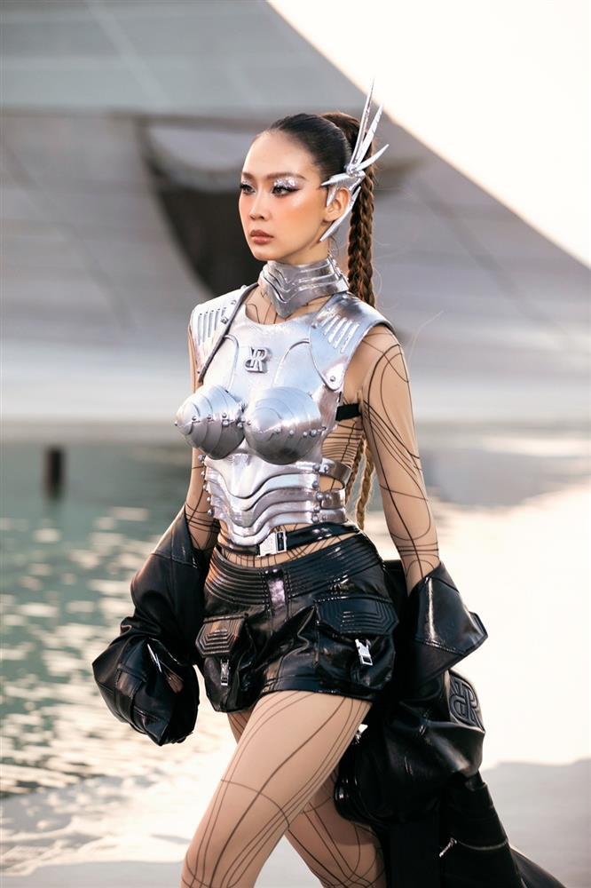 Thanh Hằng làm vedette trong show diễn Chung Thanh Phong-15