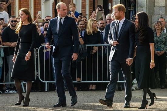 Công nương Kate khó chịu khi đi cạnh Harry và Meghan