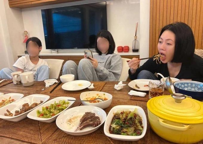 Ảnh ăn cơm của nữ nghệ sĩ bên hai con gái bị chỉ trích kém duyên-1