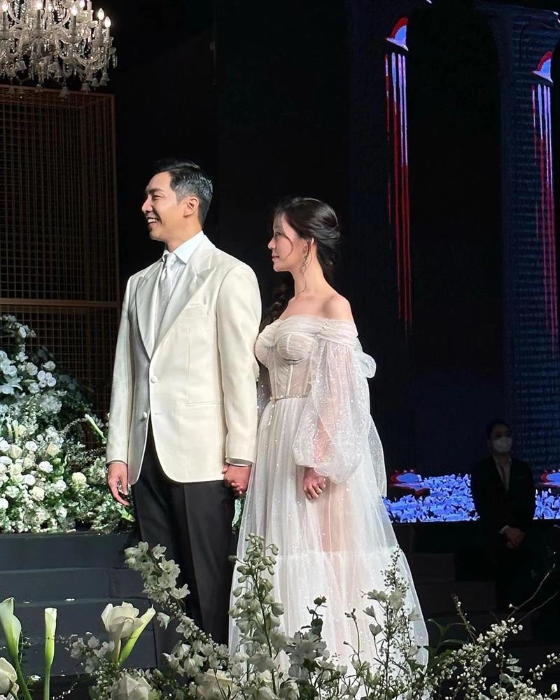 Váy cưới của vợ Lee Seung Gi ghi điểm nhờ khoảng hở tinh tế-2