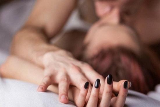 Mượn USB của chồng thấy thư mục lạ, vợ phát hiện bí mật động trời