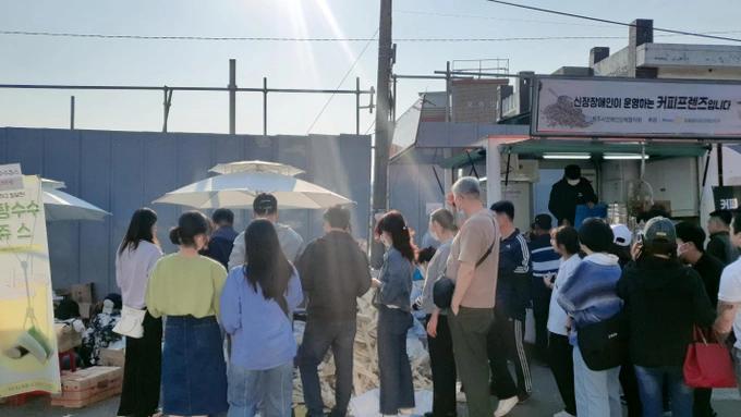 Hot girl Việt bán nước mía ở Hàn: Dùng 400kg mía/ngày, khách xếp hàng dài-2