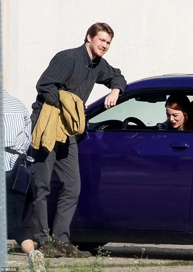 Taylor Swift sinh nhật một mình vì Joe Alwyn đánh lẻ với cô gái khác?-5