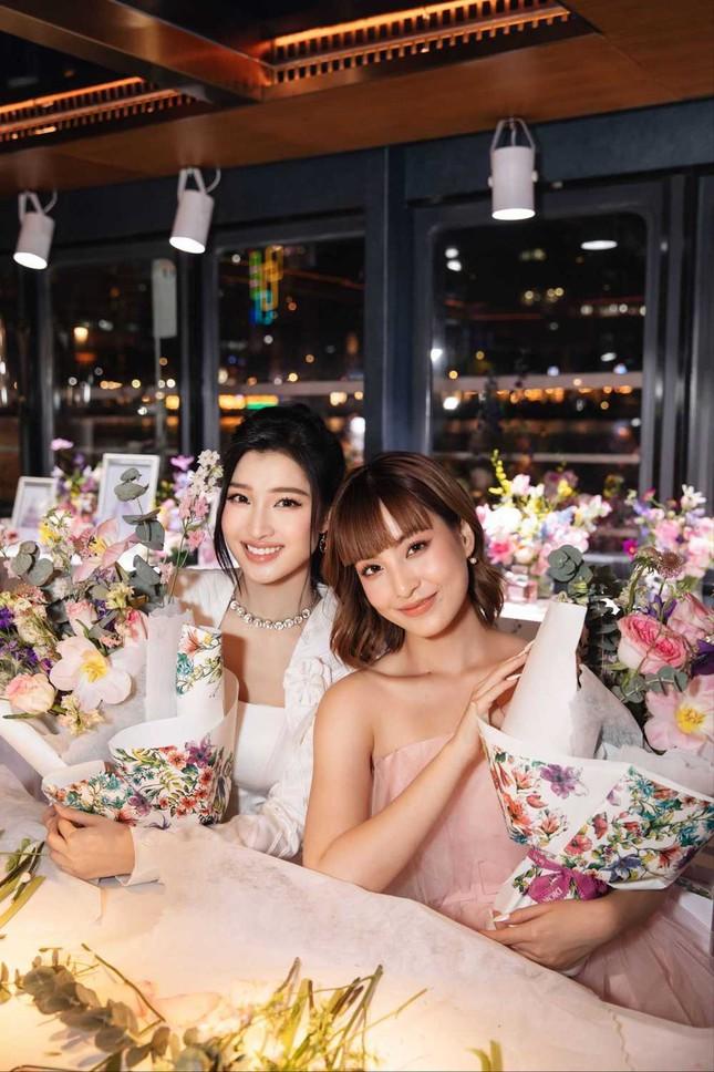 Á hậu Phương Nhi gặp ai cũng được cưng như em bé-2