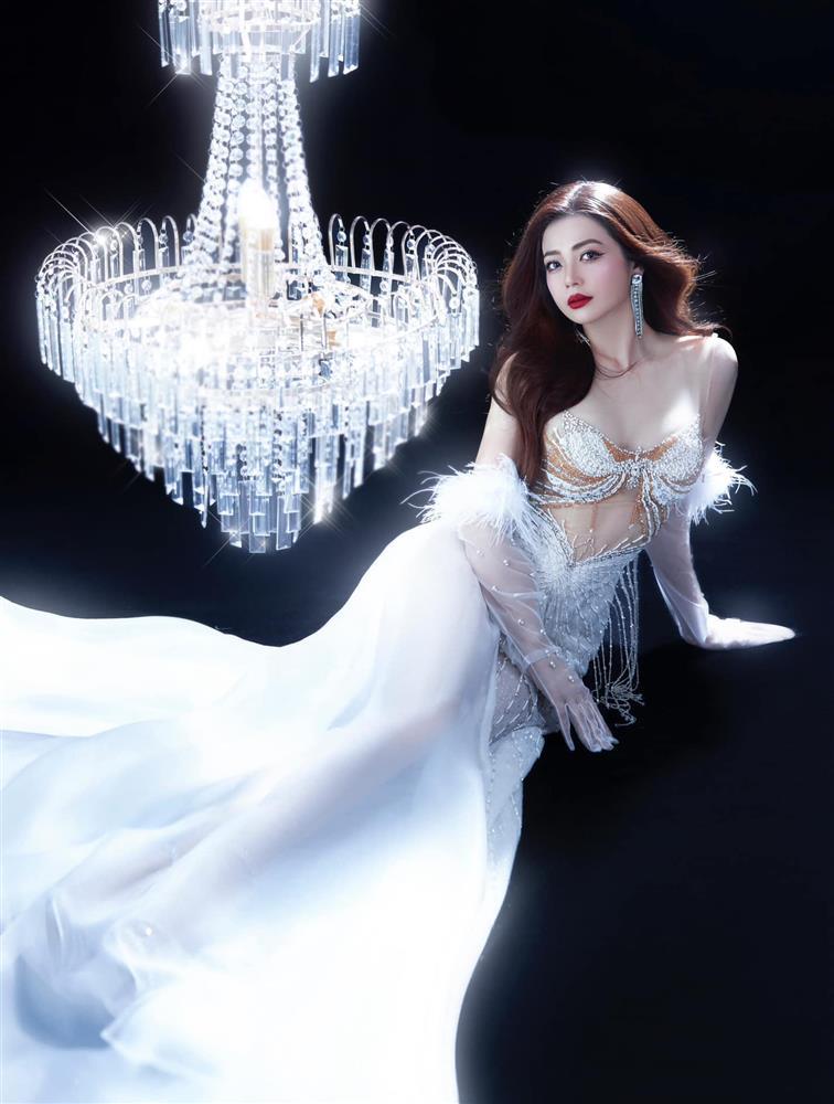 Kiều Anh Gia Đình Mình Vui Bất Thình Lình khoe đường cong mơ ước ở tuổi 42-5