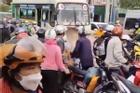 CLIP: Kinh hoàng con bò 'đốn hạ' nhiều người và xe máy ở Đồng Nai