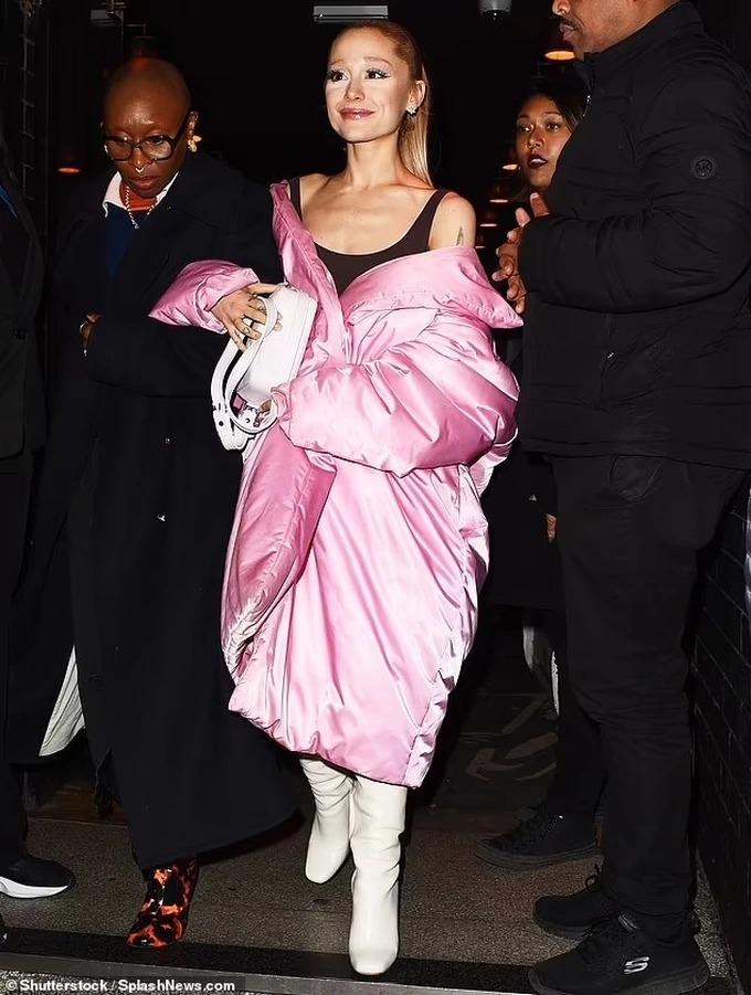 Nữ ca sĩ Ariana Grande khiến fan lo lắng vì diện mạo gầy gò bất thường-1