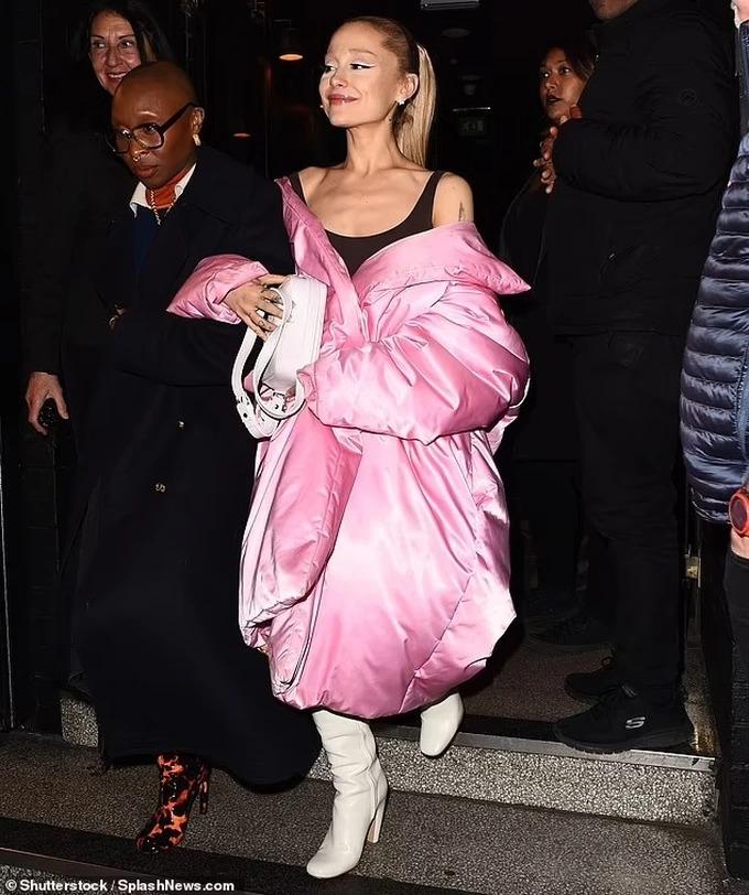 Nữ ca sĩ Ariana Grande khiến fan lo lắng vì diện mạo gầy gò bất thường-2