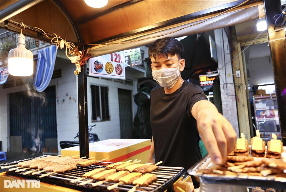 Phố ẩm thực ở TPHCM: Du khách phàn nàn vì tìm mãi không thấy đồ ăn Việt-1