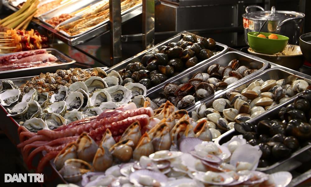 Phố ẩm thực ở TPHCM: Du khách phàn nàn vì tìm mãi không thấy đồ ăn Việt-2