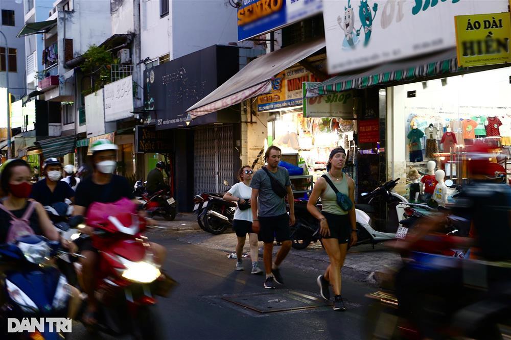 Phố ẩm thực ở TPHCM: Du khách phàn nàn vì tìm mãi không thấy đồ ăn Việt-3