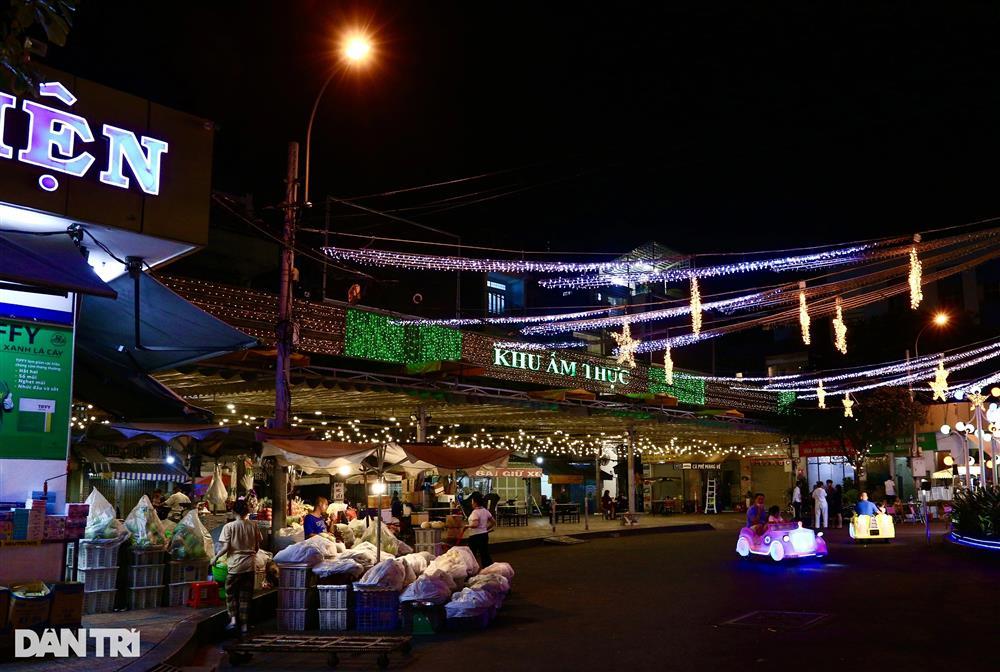 Phố ẩm thực ở TPHCM: Du khách phàn nàn vì tìm mãi không thấy đồ ăn Việt-4