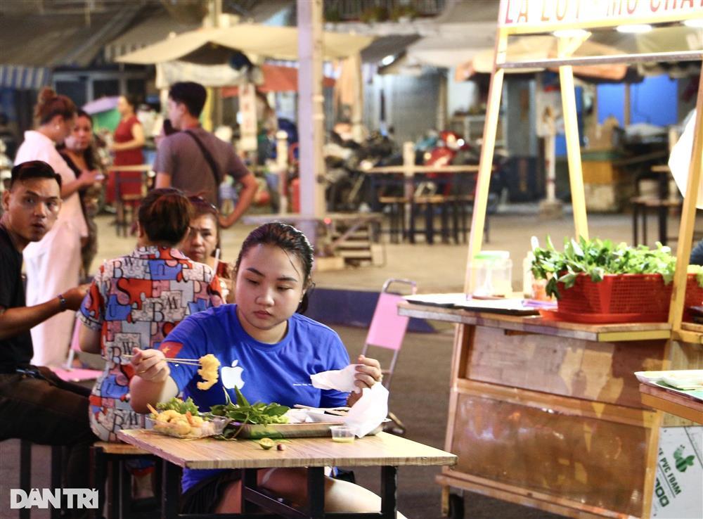Phố ẩm thực ở TPHCM: Du khách phàn nàn vì tìm mãi không thấy đồ ăn Việt-6