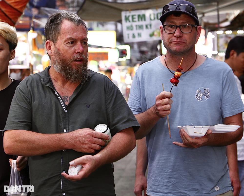 Phố ẩm thực ở TPHCM: Du khách phàn nàn vì tìm mãi không thấy đồ ăn Việt-7