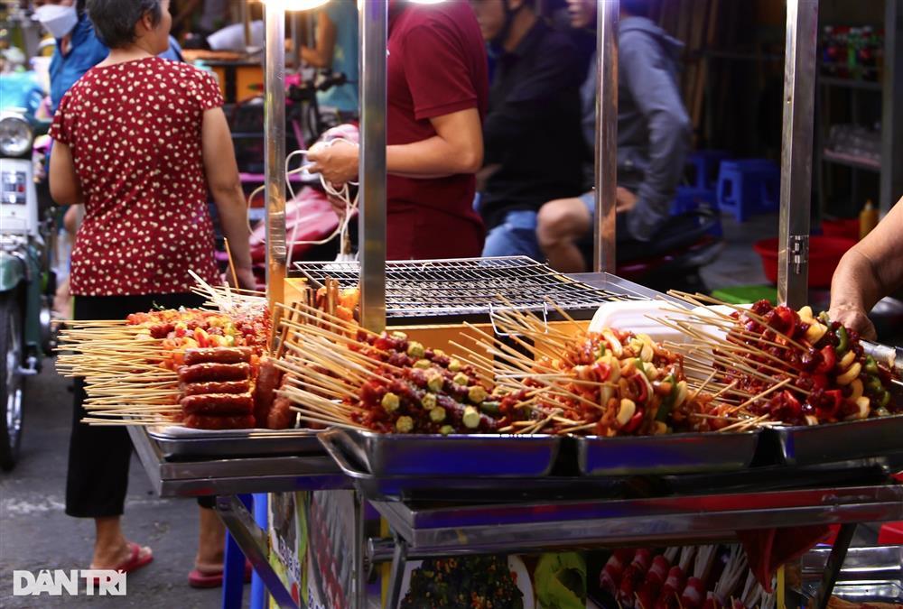 Phố ẩm thực ở TPHCM: Du khách phàn nàn vì tìm mãi không thấy đồ ăn Việt-8