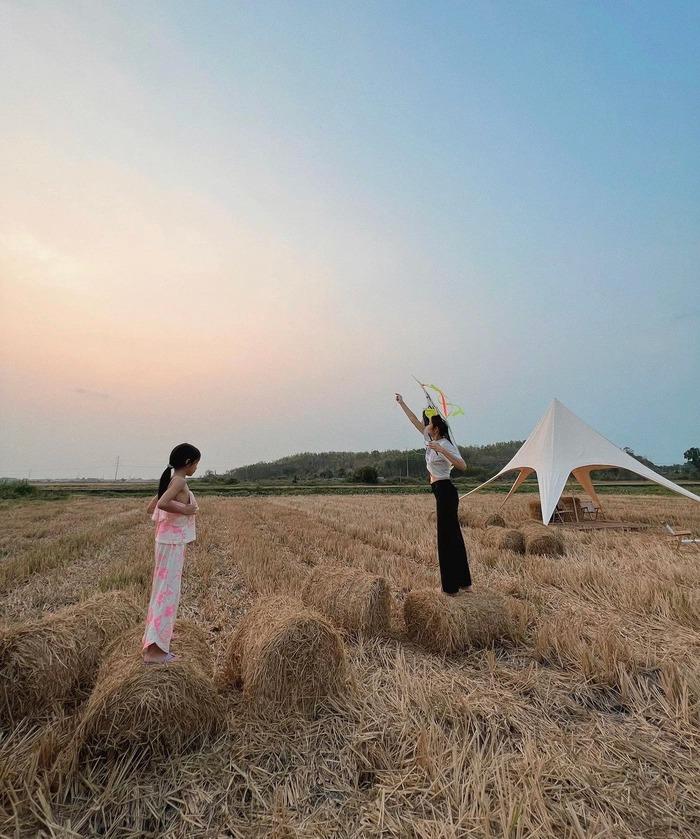 Con gái Tăng Thanh Hà nổi bật khi xuất hiện chung khung hình với mẹ-2