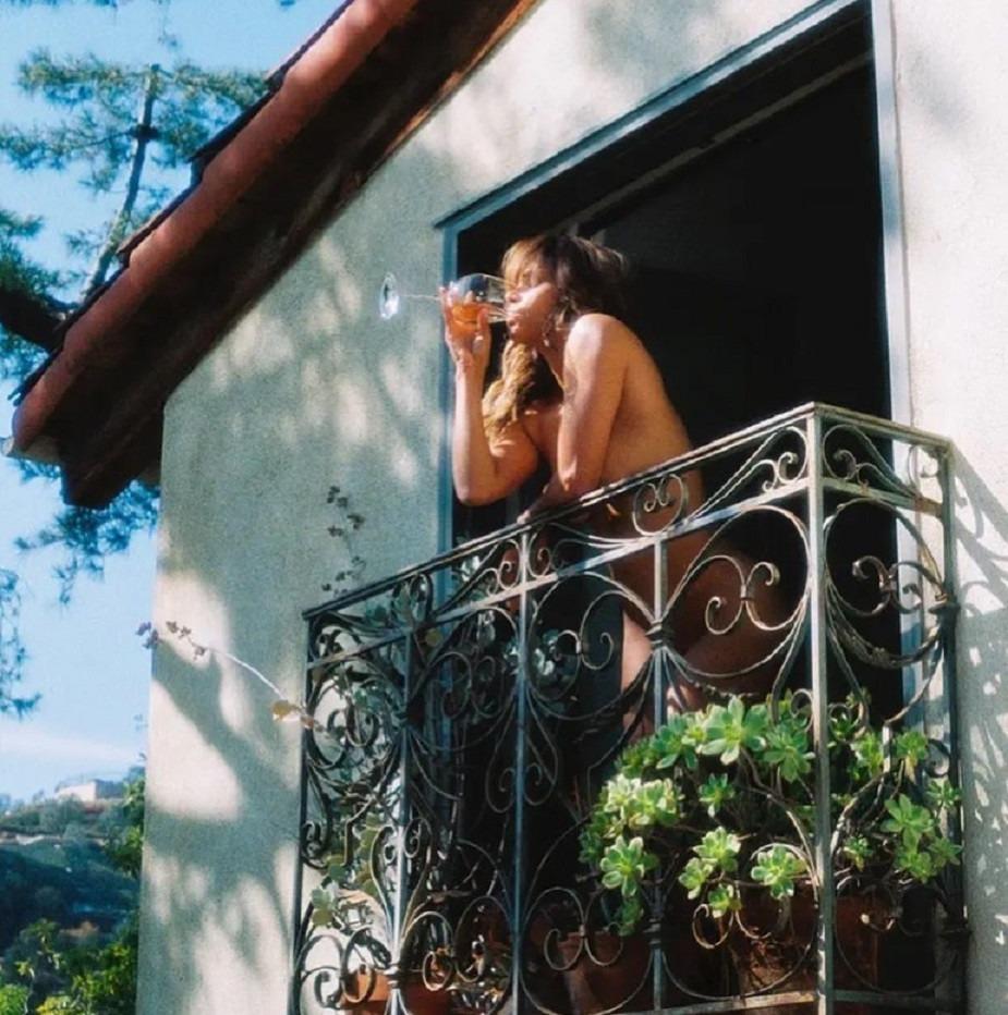 Bông hồng đen của Hollywood gây bão mạng với ảnh khỏa thân bên ban công-1