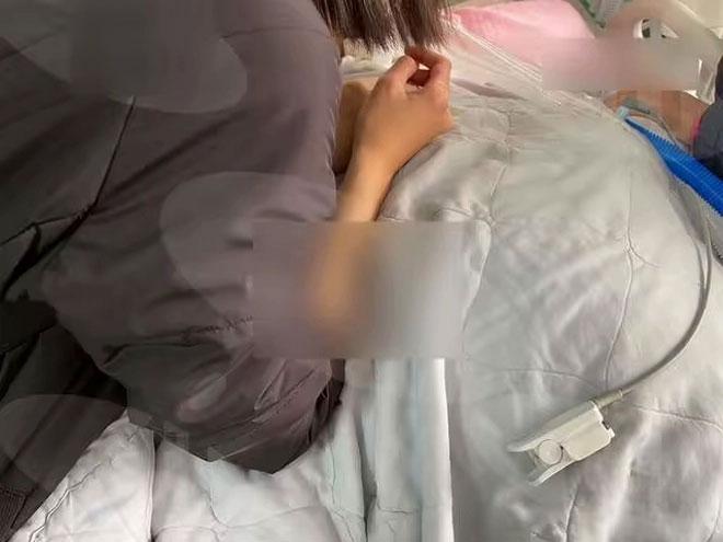 Ảnh kết hôn trên giường bệnh của nhạc sĩ U70 và bạn gái kém 39 tuổi-2