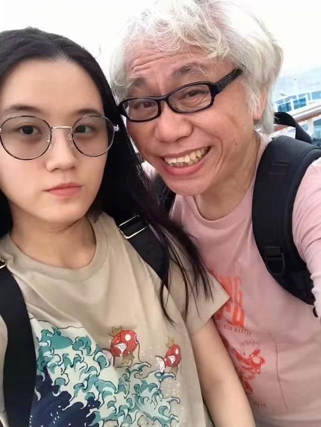 Ảnh kết hôn trên giường bệnh của nhạc sĩ U70 và bạn gái kém 39 tuổi-4