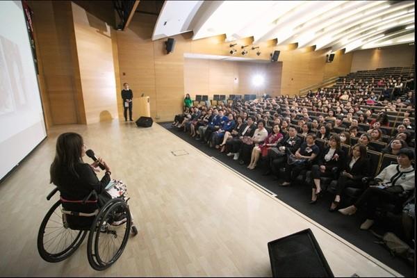 Cô gái bị liệt vì tai nạn trong ngày Valentine, 6 năm sau tự đứng dậy-3