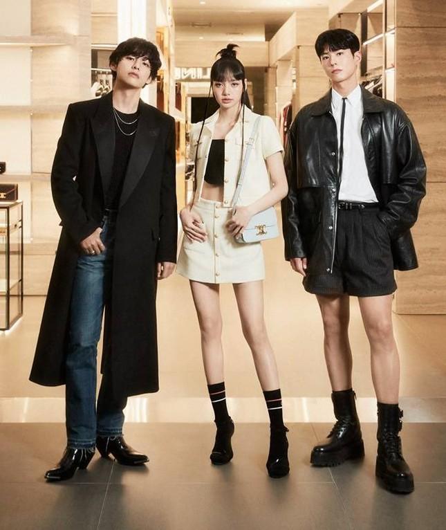 V (BTS), Lisa (BLACKPINK) và Park Bo Gum đứng chung khung hình-1