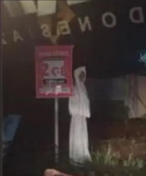 Đóng giả ma dọa người đi đường, không ngờ bị đá ngã lăn và bắt lên đồn-1