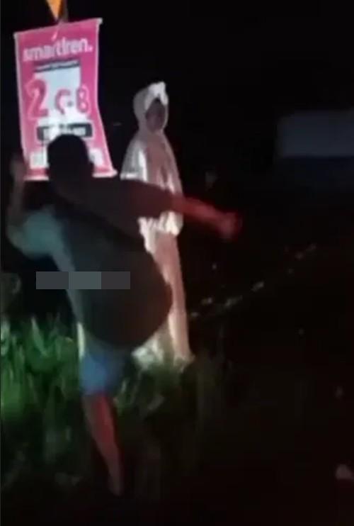 Đóng giả ma dọa người đi đường, không ngờ bị đá ngã lăn và bắt lên đồn-2