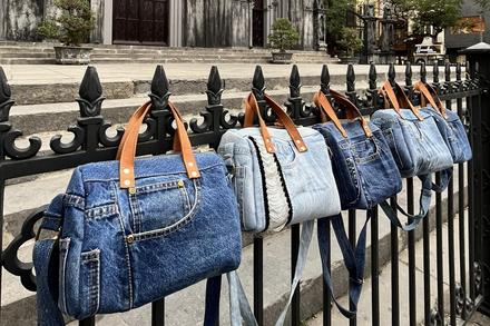 Cô gái biến quần jeans cũ thành những chiếc túi độc đáo